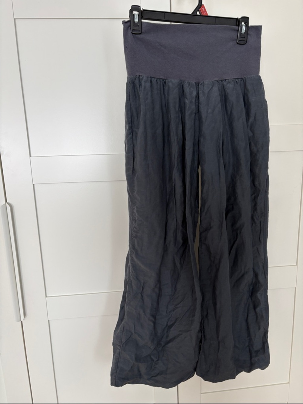 Soho Wide-Leg Middle Waist Chiffon Pants in Charcoal